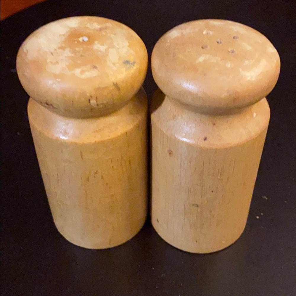 Wooden Pier One salt & pepper shakers easy load